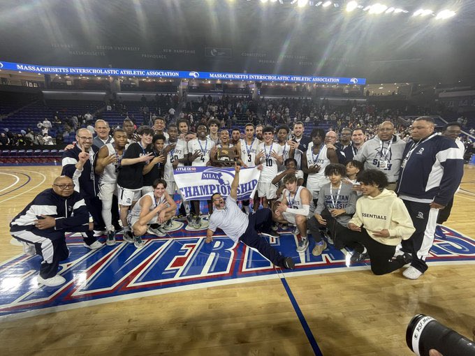 david_brownjr2's tweet photo. STATE CHAMPS #jobfinished https://t.co/nJnZVtQPgS