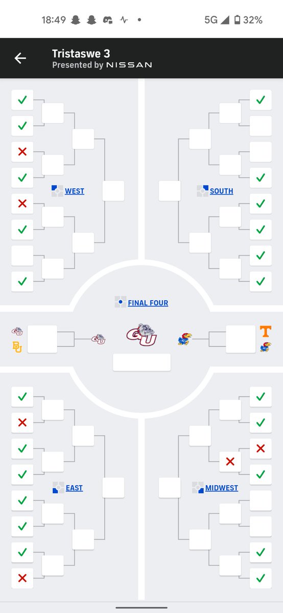 Kayluh_ayye's tweet photo. I've never felt so proud of my bracket in my entire life. 🥺 It usually is broken by now lmfao #MarchMadness https://t.co/DHq83OM706