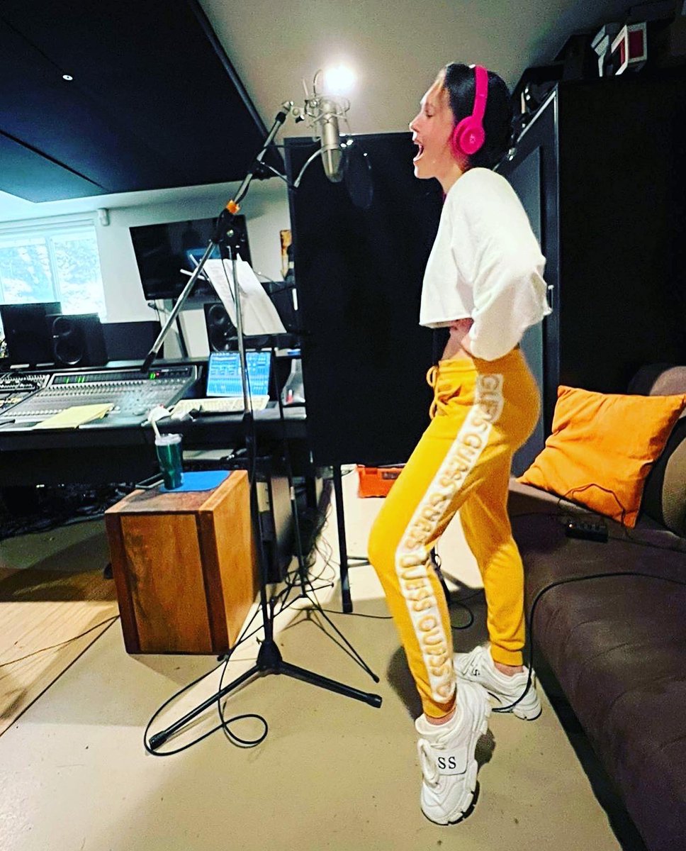 Anna_Oris_'s tweet photo. Recording the song for the movie “Assault on Rio Bravo” 🎼🎤🎬🎧 ⠀
Composer @seanmurray_composer
Producer @realalexnevsky
Singing teacher @margo.muza
⠀
#movie #singing #song #composer #sing #music #singer #priducer #assaultonriobravo #annaoris #recording https://t.co/6IOr4VUoAj