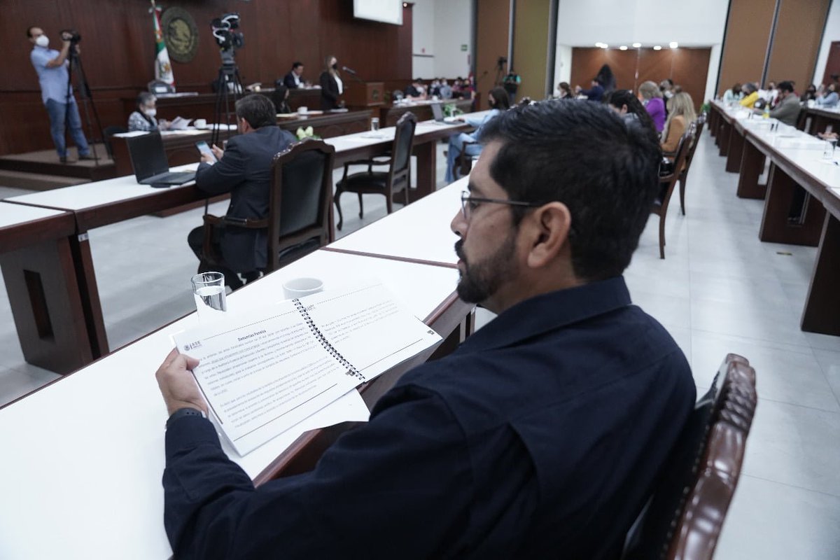 JCarlosPatron23's tweet photo. En este Recinto Legislativo, tuvimos a bien escuchar de parte de la Titular de la Auditoría Superior del Estado, Emma Guadalupe Félix Rivera, los resultados sobre los gastos que el Gobierno Estatal y los Municipios realizaron durante el ejercicio fiscal 2020. https://t.co/jQIenUdF2S