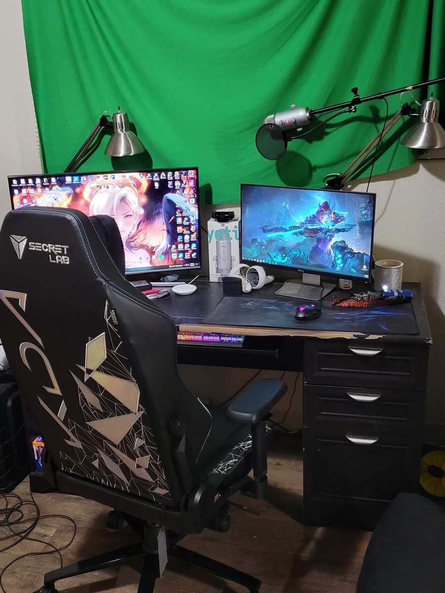 TheRamboBear's tweet image. My chair made it in this week. Now it's time to talk about a third monitor and a new desk. @secretlabchairs #secretlabchair #KDA