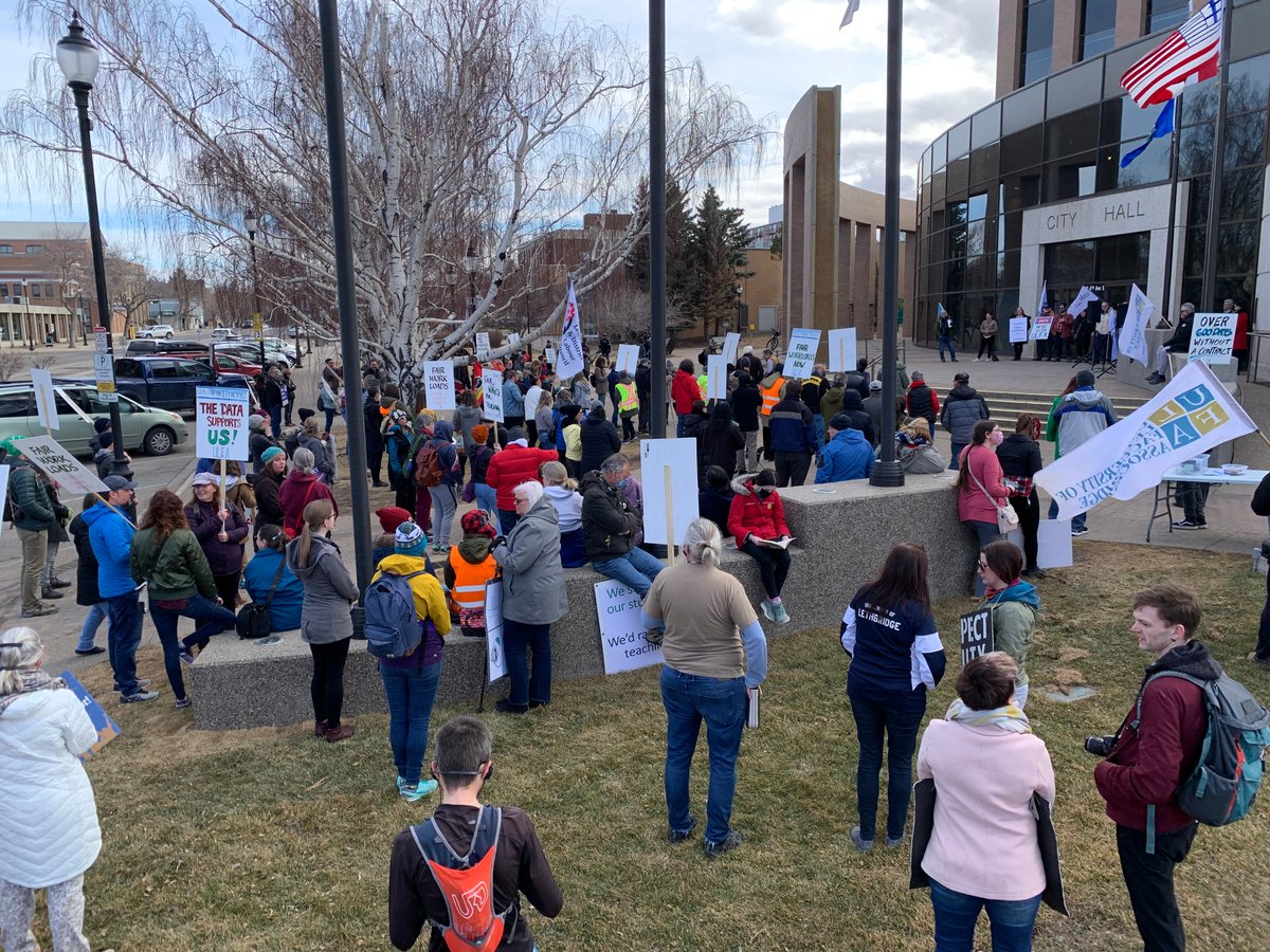 glasheologist's tweet photo. #Solidarity at the @ULFAssociation Community Appreciation Rally at Lethbridge City Hall.
#ulfastrike #worthfightingfor #savethesemester #equityparityrespect #JoinAUnion https://t.co/Wg6HVkGm4A