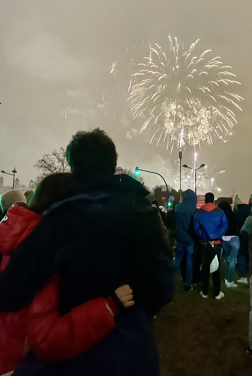 No sé quiénes sois pero ojalá os llegue la foto de alguna manera. Valencia, la nit del foc, el amor y su magia.