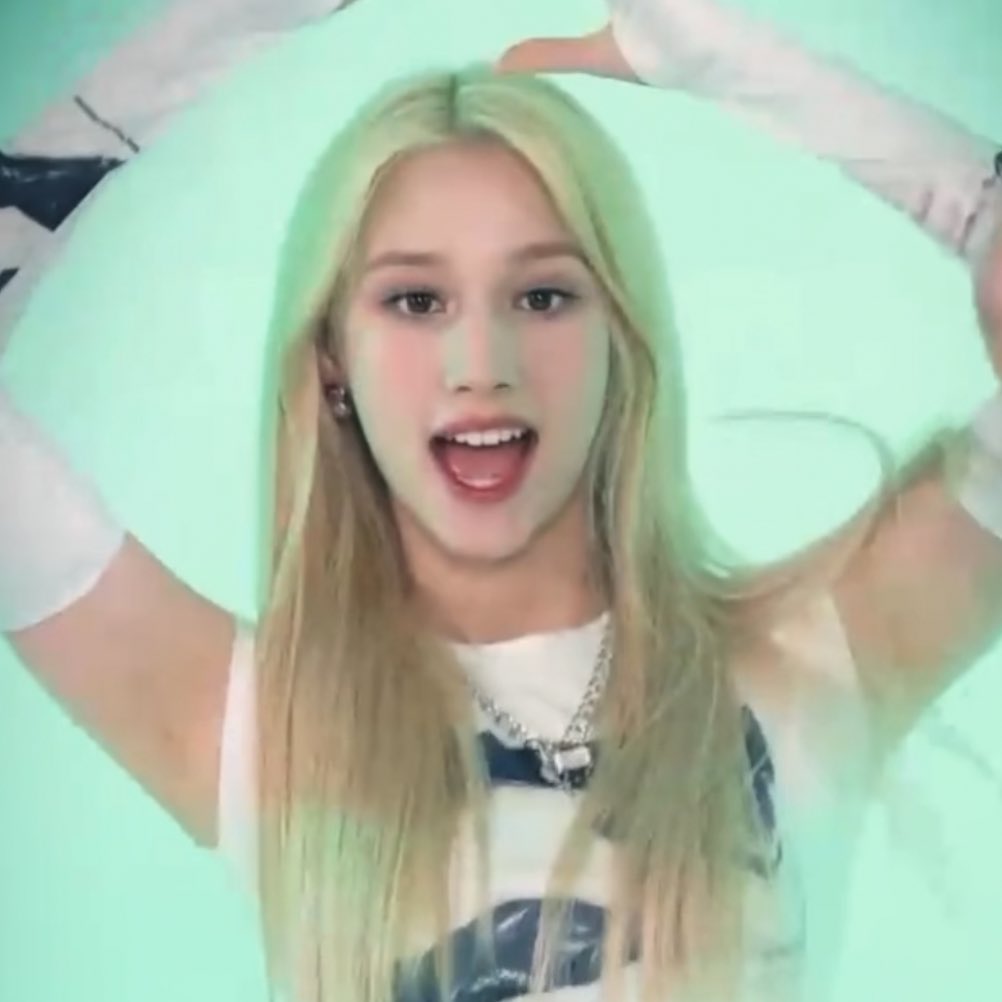 thinkinghiyyih's tweet photo. it's all about her 

#휴닝바히에 #HUENING_BAHIYYIH https://t.co/RKK6NpETKX