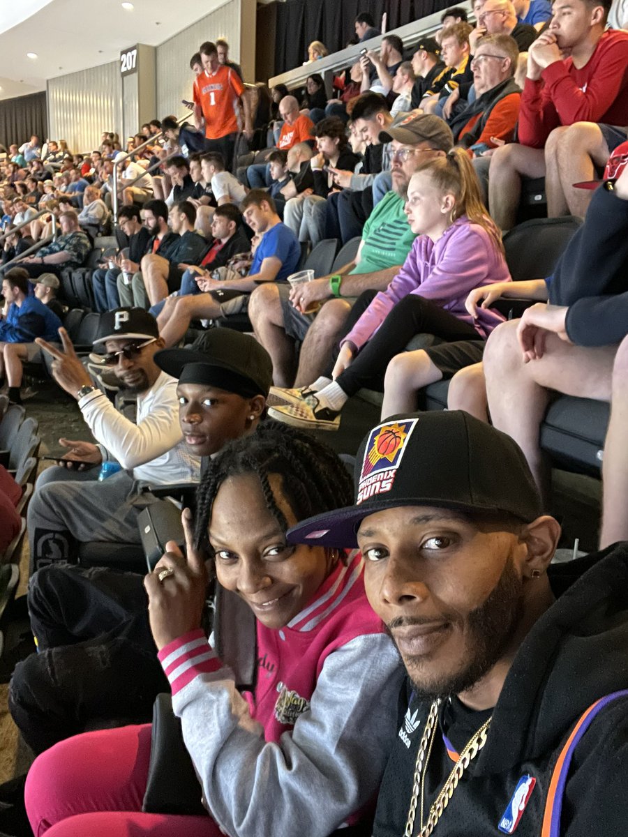 WarrenNewVision's tweet image. We here at March madness Pittsburgh #mmselfie