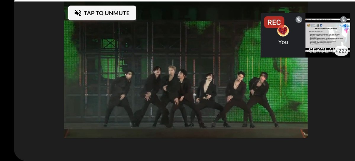 kimtaemoona's tweet image. When you are a mom, you are at work and you are an army. Multitasker #btsarmymom