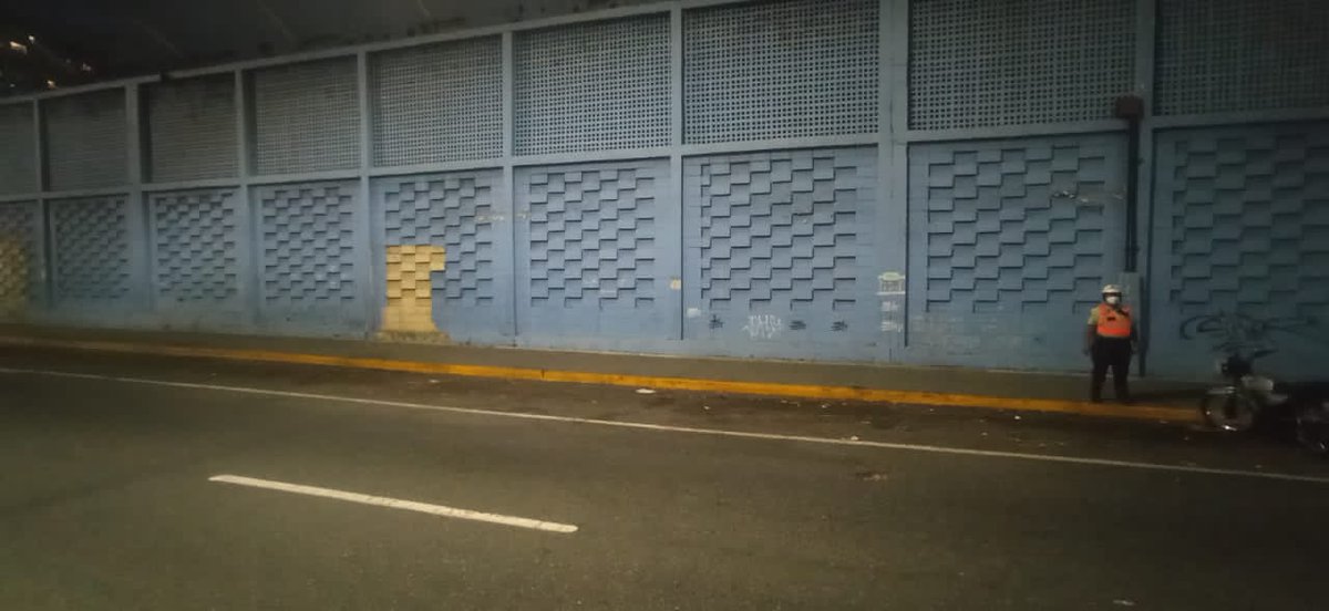 ComisionPerman3's tweet photo. Atendiendo el llamado de los vecinos Los Dos Caminos  Av Romulo Gallegos transporte público realizando mecánica en la vía pública y se noche @PolisucreOficia  actuando rápidamente para la tranquilidad de los vecinos del sector Felicitaciones
@OmarMarquespms https://t.co/bq4NEuPkp8