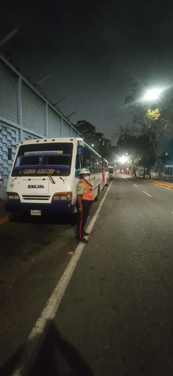 ComisionPerman3's tweet photo. Atendiendo el llamado de los vecinos Los Dos Caminos  Av Romulo Gallegos transporte público realizando mecánica en la vía pública y se noche @PolisucreOficia  actuando rápidamente para la tranquilidad de los vecinos del sector Felicitaciones
@OmarMarquespms https://t.co/bq4NEuPkp8