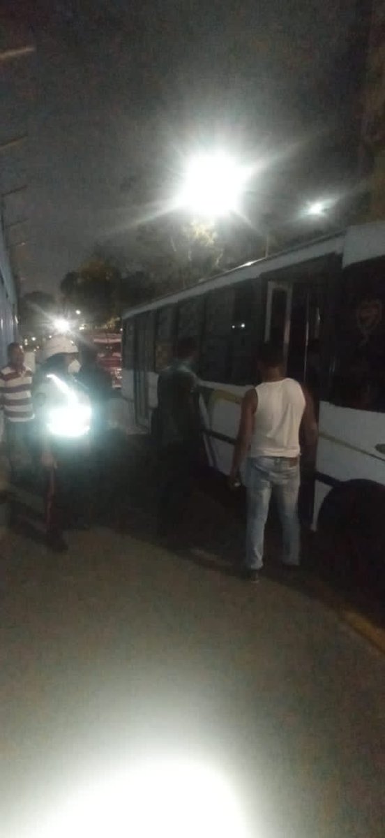 ComisionPerman3's tweet photo. Atendiendo el llamado de los vecinos Los Dos Caminos  Av Romulo Gallegos transporte público realizando mecánica en la vía pública y se noche @PolisucreOficia  actuando rápidamente para la tranquilidad de los vecinos del sector Felicitaciones
@OmarMarquespms https://t.co/bq4NEuPkp8