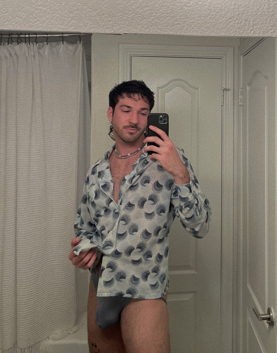 trippy_twunk's tweet photo. idk what pants to wear with this https://t.co/EXy8fDJWZe
