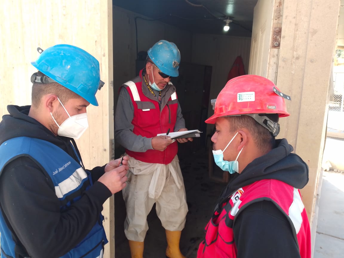 MinerosMexCROC's tweet photo. Mina Concheño| La tarde de hoy nos dimos a la tarea de visitar a nuestros compañeros mineros para mostrarles el menú de la semana, y estar al pendiente de cualquier duda oh inquietud laboral.

@IsaiasSiCumple @davidoq @CROC_Nacional @STPS_mx https://t.co/AlxFGwmcwH