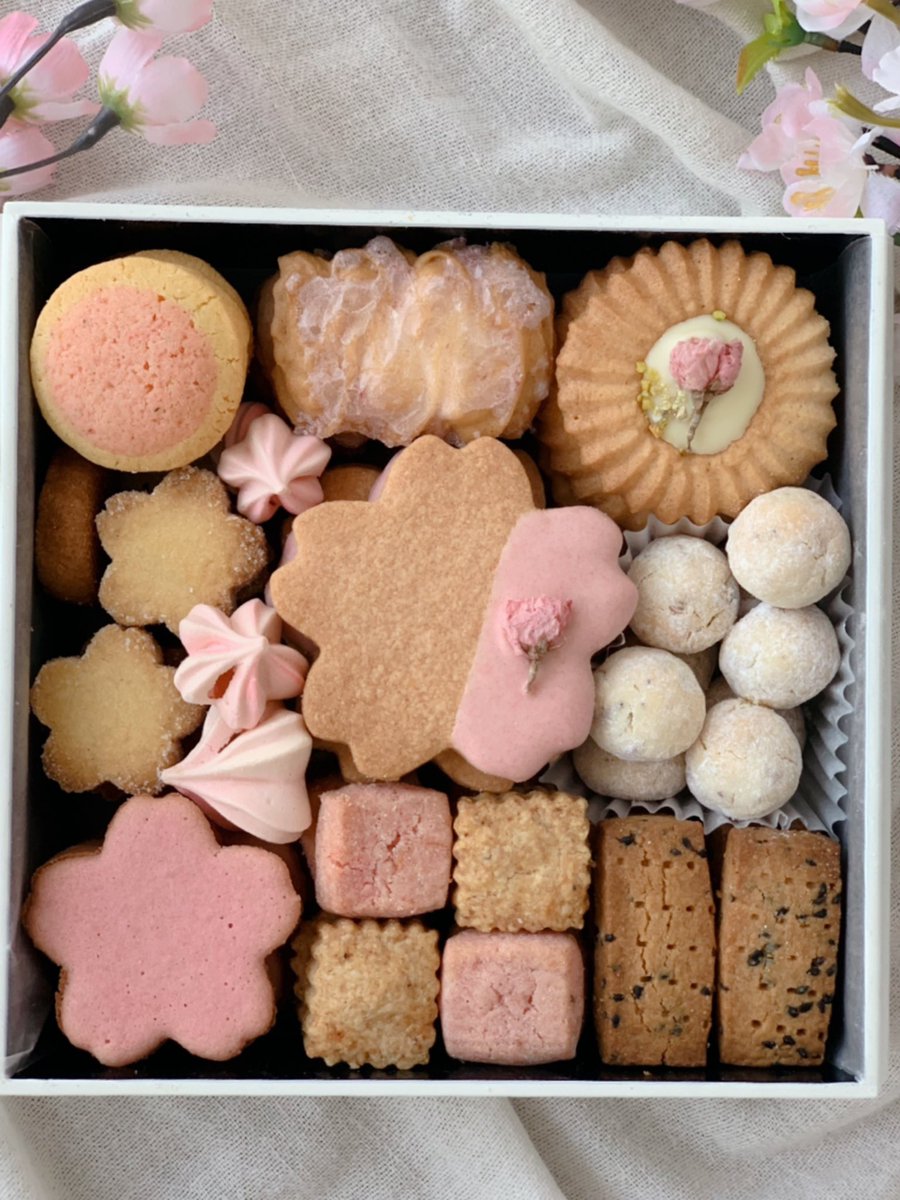 ye3qdl's tweet photo. ＊桜のクッキーお重

今年も大好きな季節を詰めました🌸(∩ˊˋ∩)

#お菓子作り #お菓子作り好きな人と繋がりたい #コッタ #クッキー缶 #桜 https://t.co/wZ0zSkuEEQ