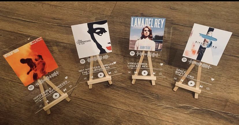 WainWoodDesigns's tweet photo. Last year we made a custom design for a customers engagement present… now we have completed their first batch of personalised wedding table centre pieces!! We are SO in love with these little easels! 

If you’re looking for that personal touch for your event, get in touch! 💞⭐️ https://t.co/qv6WI2lhXI