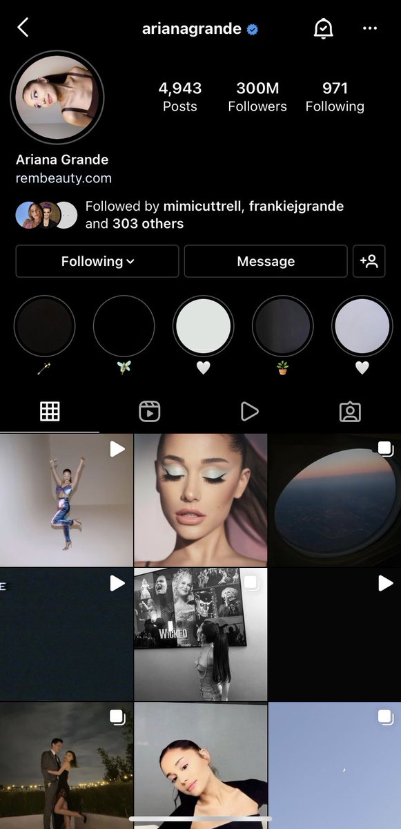 quitbehavior's tweet photo. aw everytime ariana reached a 100m milestone i screenshotted it and she finally reached 300m https://t.co/TVOmDj3ULo