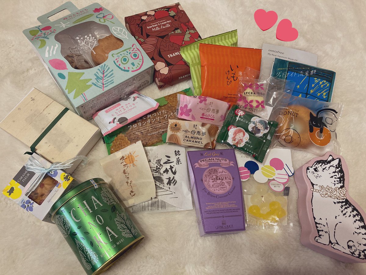 頂いた差し入れ!
差し入れの量じゃない!!おやつの交換会やこんなの(褒めてる)
他にもお手紙とか色々頂いて感無量です…😭
会っていただいた方々本当にありがとうございました🐶🎶