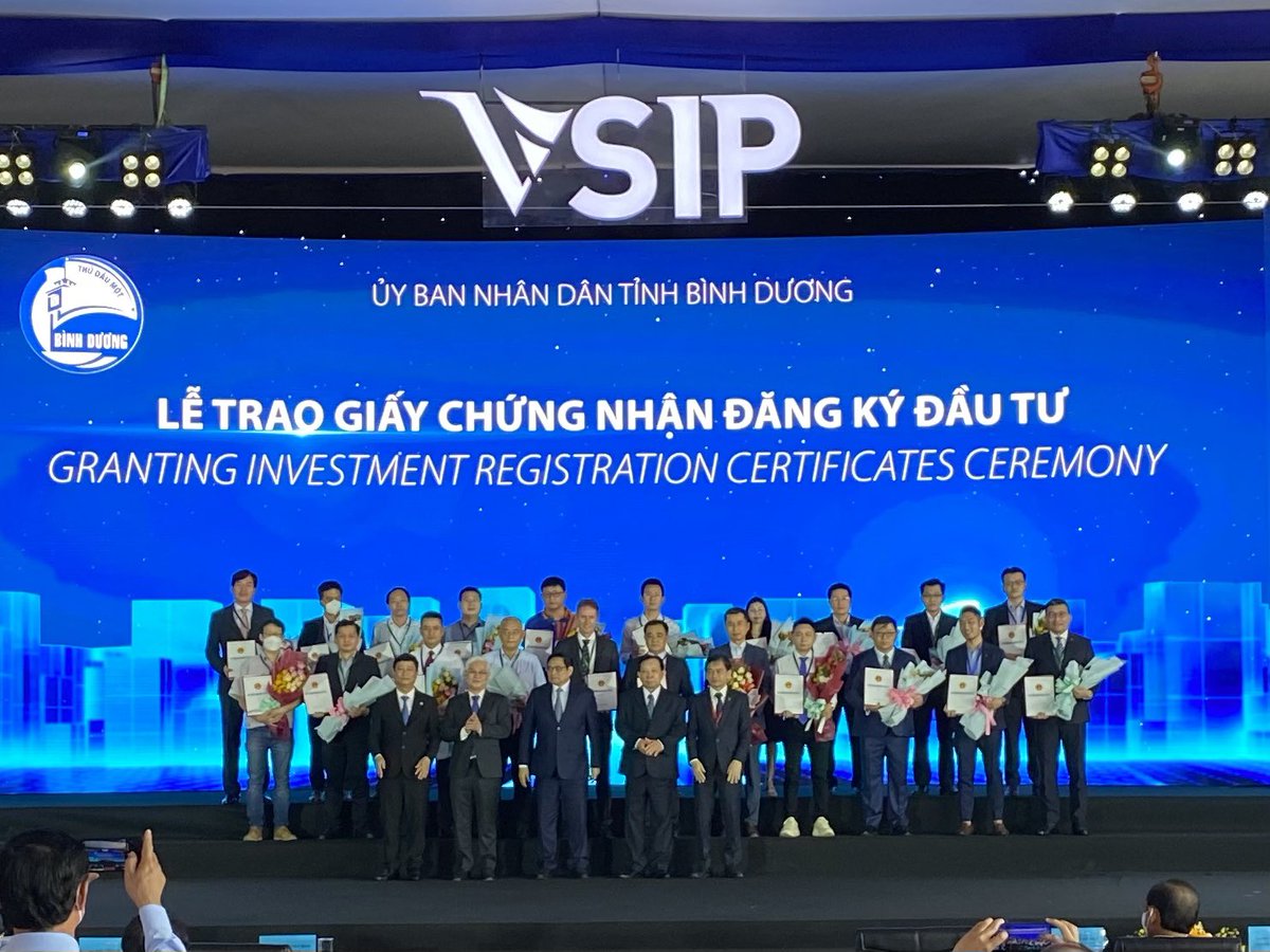 HirasshuV's tweet photo. VSIP3工業団地への進出企業等への投資許可授与式も。各社から170百万USD(約203億円)の投資が既に決定されており、代表格はLEGO(レゴ)社。デンマーク🇩🇰大使や本社の副社長もお越しになられてます。
#ビンズン #ビンズオン #VSIP3 #新都市から東に30分 https://t.co/MjhtUweHkw