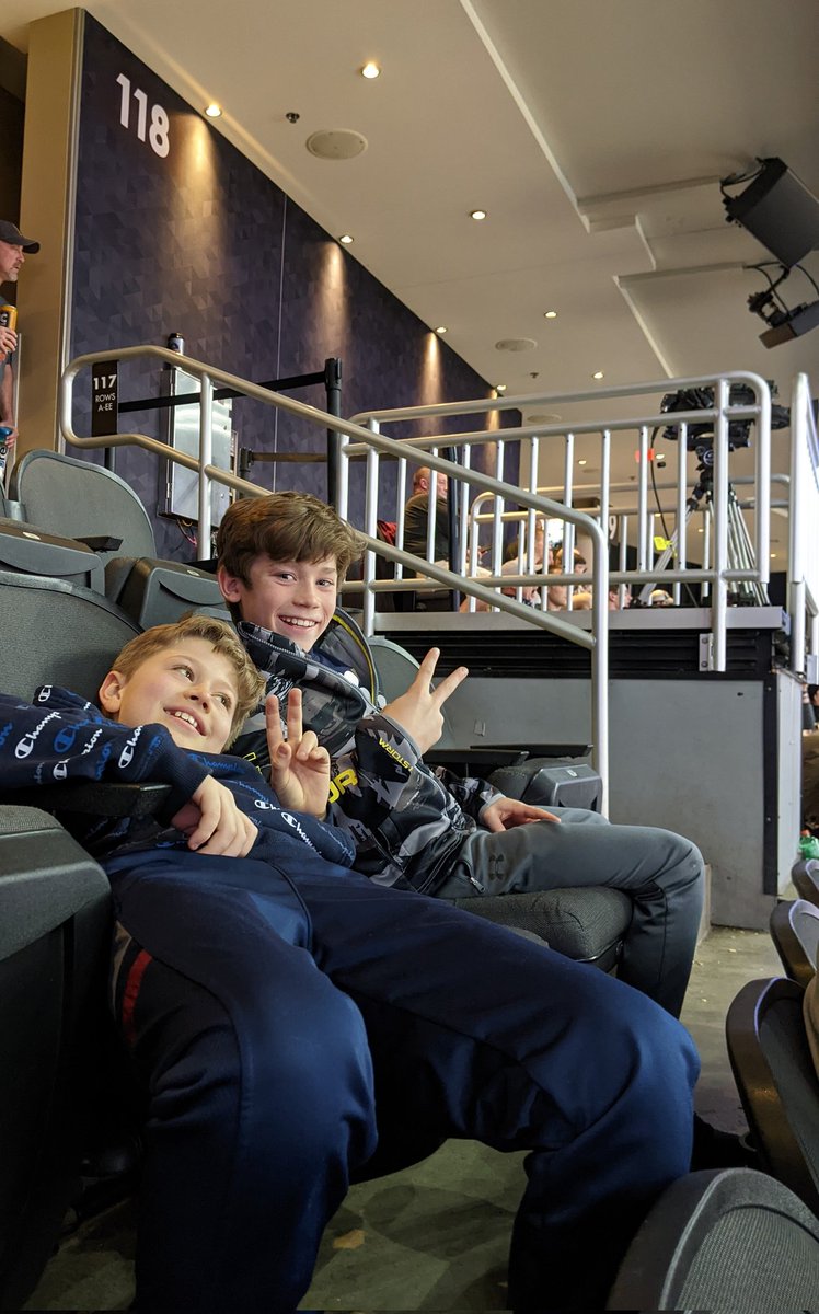 ss1971's tweet photo. #mmselfie Making themselves at home for some #MarchMadness https://t.co/3Br05FrdSY