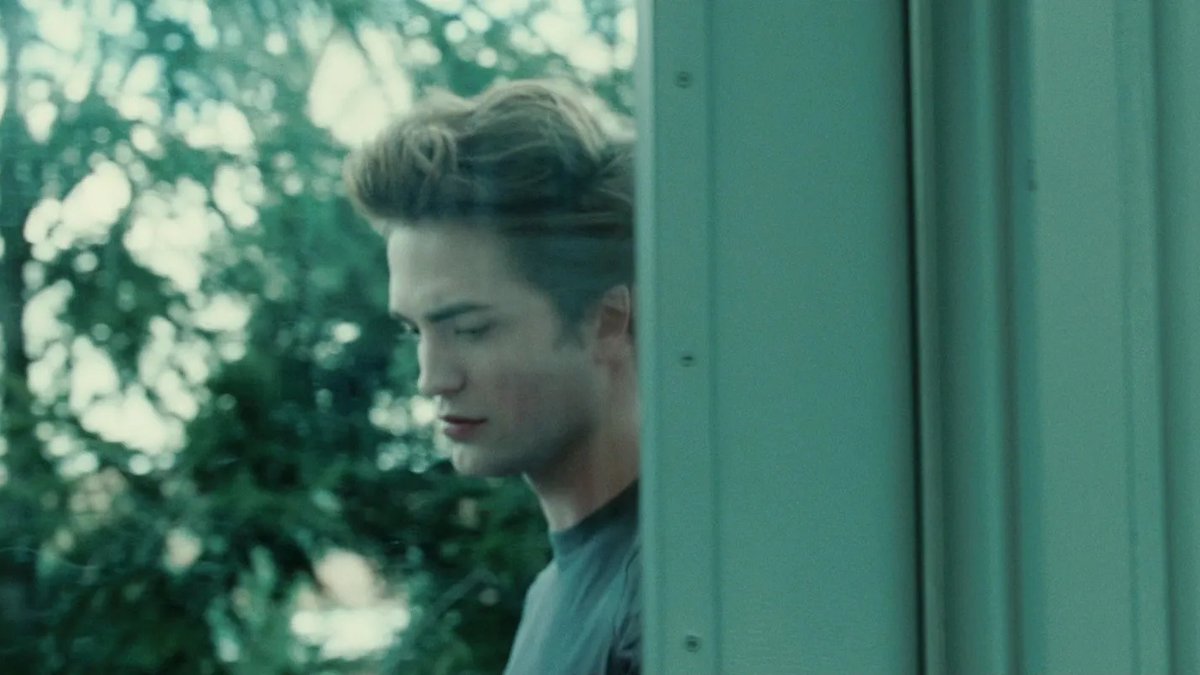 twilightreborn's tweet photo. what i would give to watch edward cullen enter the school cafeteria for the first time again https://t.co/oWXQqyAmqx