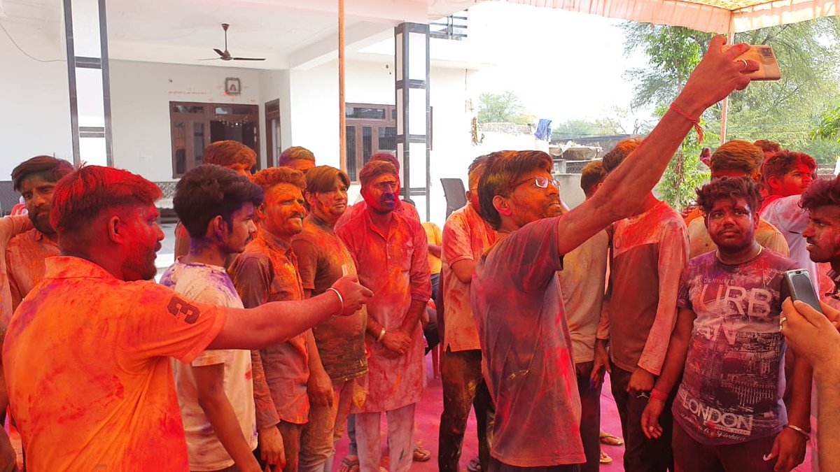 गत दिवस पैतृक गांव बिलान्दरपुर, शाहपुरा आवास पर स्नेह और उल्लास से भरे रंगों के त्यौहार होली (धुलंडी) के पावन पर्व पर मेरे अपनों से मेल-मुलाकात कर राम-राम की व शुभकामनाएं प्रेषित की।
#Dhulandi🎨
#Shahpura