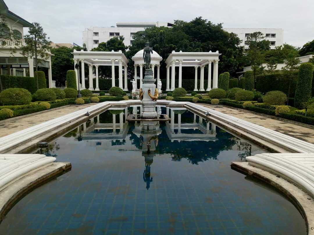 Ninjalalaland's tweet photo. สวนโรมันในวังพญาไท มีสระน้ำขนาดใหญ่ ซึ่งมีพระวรุณประทับยืนบนแท่นกลางสระน้ำ มีศาลาแบบโรมันบนเนินหญ้า ตอนกลางมีโดมทรงกลมรับด้วยเสากรมเซาะร่อง หัวเสาประดับแบบคอรินเธียน บัวหัวเสาเป็นรูปใบอแคนตุส (ใบผักกาด) สองข้าง เป็นศาลาทรงเหลี่ยมไม่มีหลังคา มีคานพาดหัวเสา https://t.co/2EZVmbHGNu