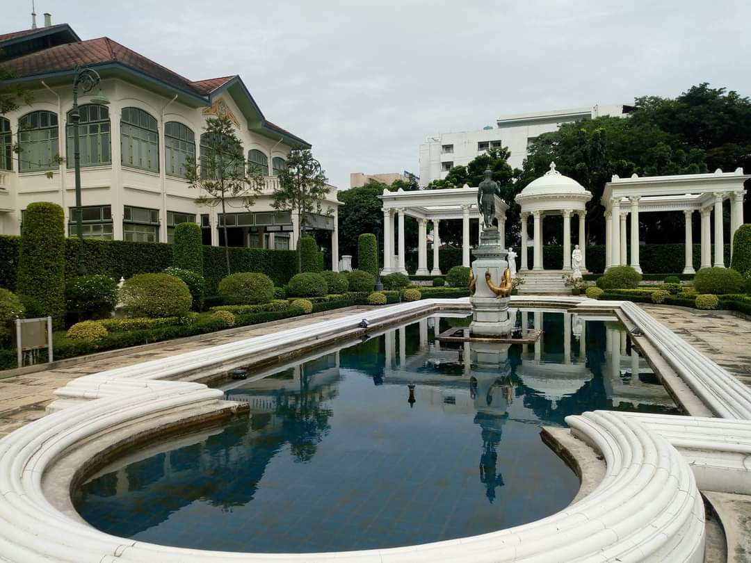 Ninjalalaland's tweet photo. สวนโรมันในวังพญาไท มีสระน้ำขนาดใหญ่ ซึ่งมีพระวรุณประทับยืนบนแท่นกลางสระน้ำ มีศาลาแบบโรมันบนเนินหญ้า ตอนกลางมีโดมทรงกลมรับด้วยเสากรมเซาะร่อง หัวเสาประดับแบบคอรินเธียน บัวหัวเสาเป็นรูปใบอแคนตุส (ใบผักกาด) สองข้าง เป็นศาลาทรงเหลี่ยมไม่มีหลังคา มีคานพาดหัวเสา https://t.co/2EZVmbHGNu