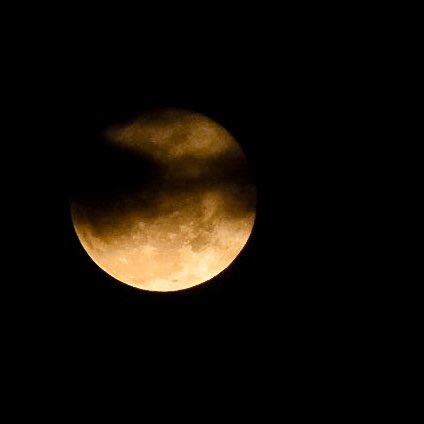 jquirozlrf's tweet photo. Gran luna, nubes protagonistas #moon #luna #sky #noche #nightsky #NightPhotography #LifeIsGood #doyouremeber https://t.co/khpNt8MBBQ