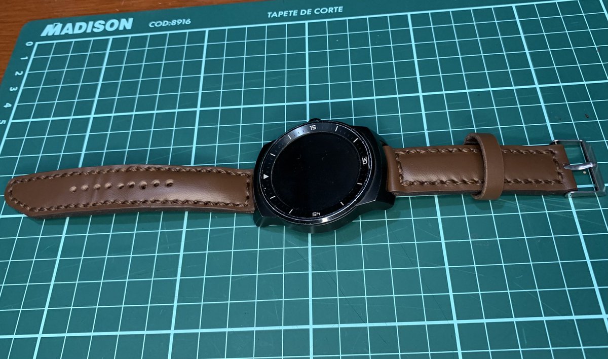 BrunoJordanB's tweet photo. Hace un tiempo quise comenzar con algún hobby, tik tok me bombardeó con videos sobre cuero, me gustó y ahora les presento mi primer trabajito, las correas para este reloj: https://t.co/vUEorpcxkk