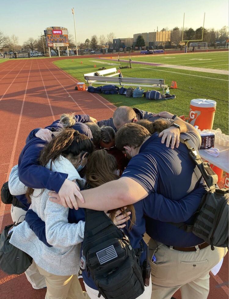 Jadecuba8's tweet photo. Athletic Trainer’s make sure athletes are safe &amp; cared for before, during and after competition. We work side by side with other health care professionals to give the best care for each athlete so they can perform at their highest level. #NATM2022 @aSaferApproach @NATA1950 https://t.co/KMYh8W3L1b