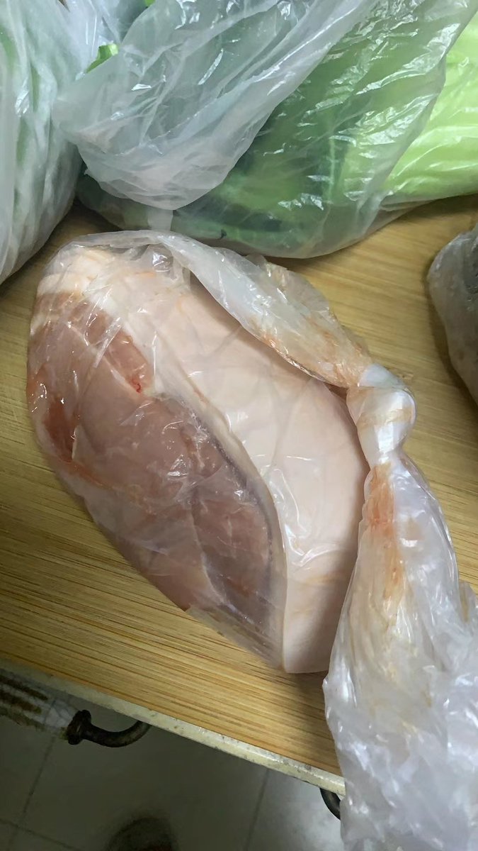 隔离生活，一大早社区送来的菜，早知道就找个会烧饭的男朋友了，这样我就可以躺吃了 https://t.co/JyXKlecZc2