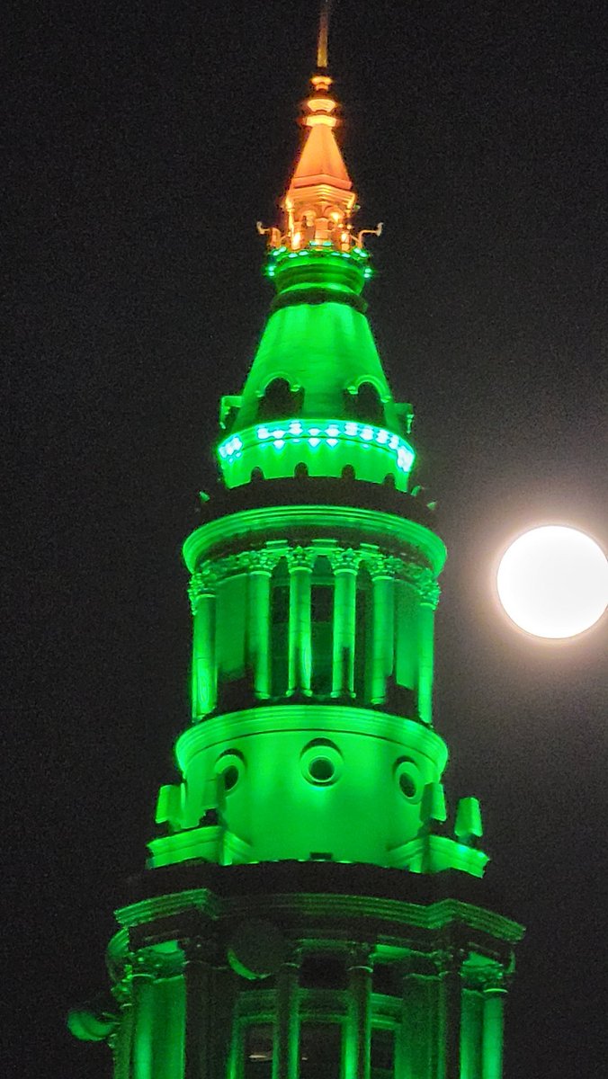 EddieGreatLakes's tweet photo. Last night's full moon over Cleveland. #sole22 conference https://t.co/dKgRz9KhWe