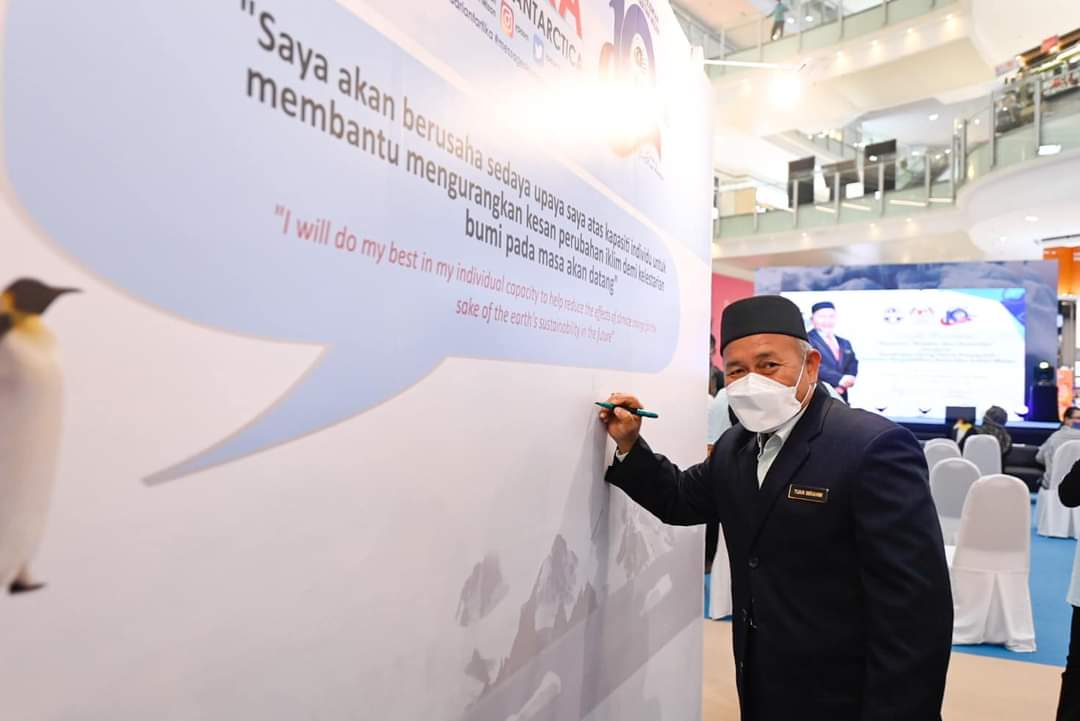titm_official's tweet photo. Bahkan, sumbangan dan pencapaian Malaysia dalam bidang penyelidikan Antartika diiktiraf oleh komuniti antarabangsa.
#KeluargaMalaysia
#MalaysiaLestari2030
#KASA
#YPASM
#KhabarDariAntartika https://t.co/8fyF6GecAO