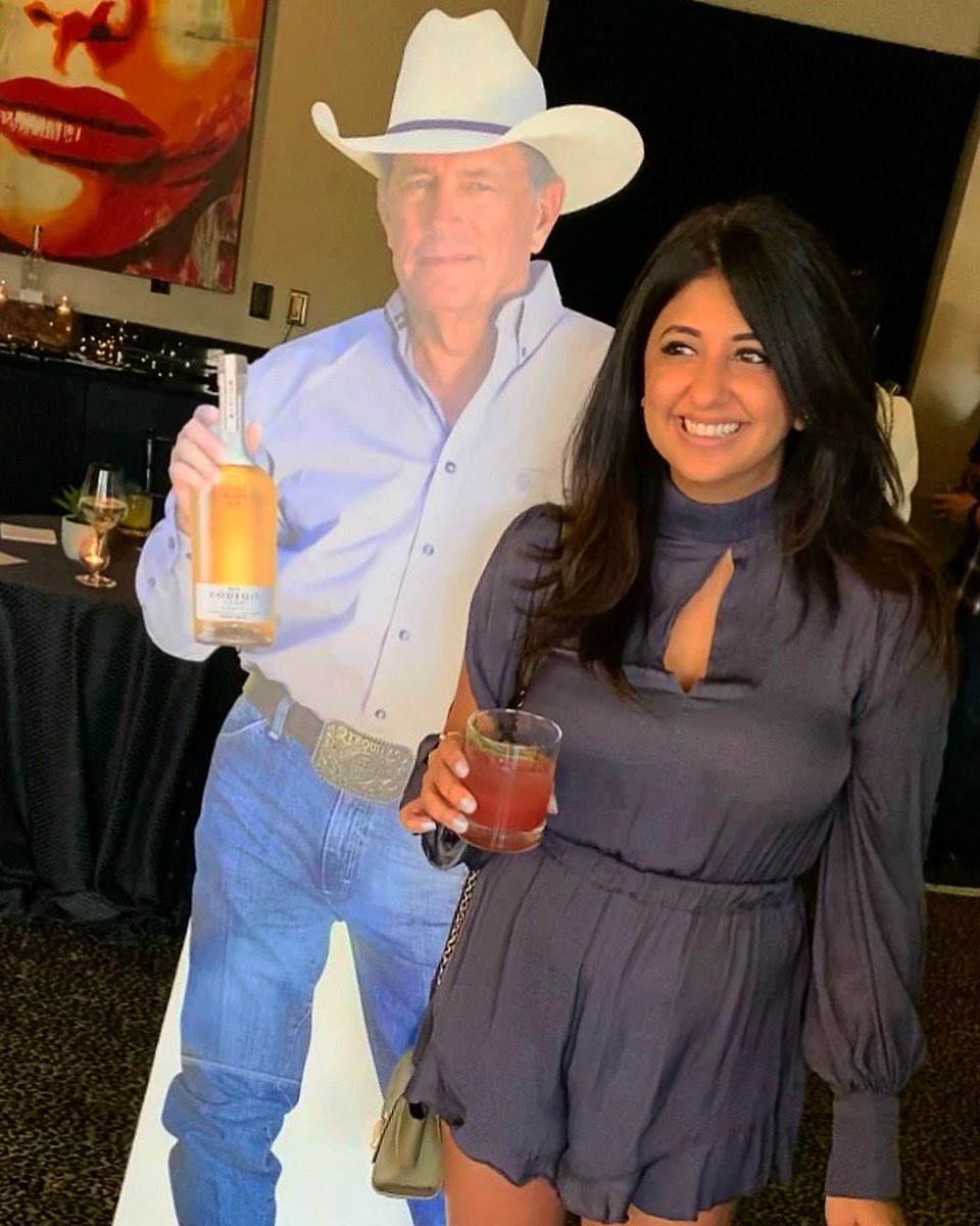 meghamcswain's tweet photo. Carrying your tequila 🥃 with me 💁🏻♀️💕 Just a candid moment between me and cutout George at the VIP @Codigo1530 @justinboots happy hour @ZaZaHouston. Can’t wait to see the real thing on Sunday @RODEOHOUSTON 🤩
#zazarodeo #zarodeo #rodeohouston #codigo1530 #georgestrait https://t.co/U0qI1aJyyz