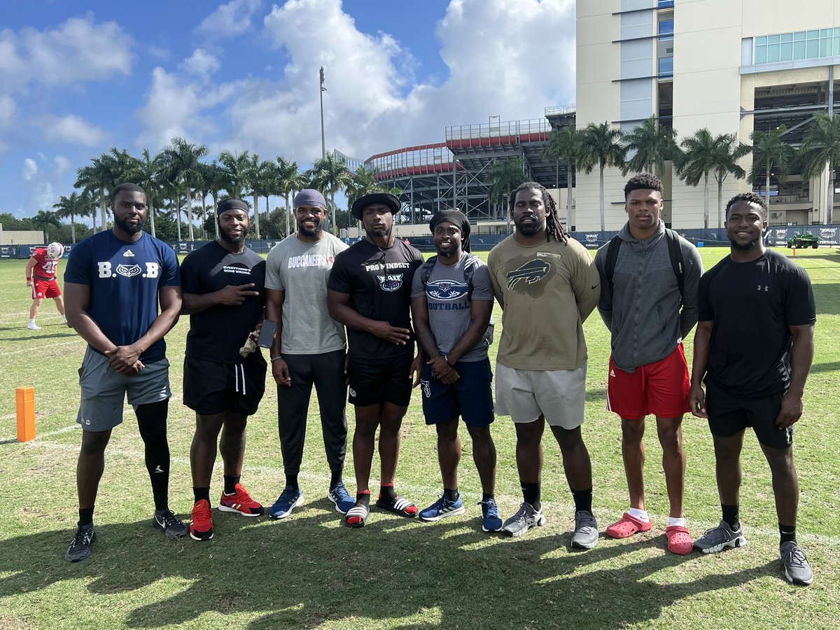 jlrjules's tweet photo. Always love seeing alumni at @FAUFootball practice. Thanks to @John_mitchell13 @El_Sacko2 @James_RNS @Brob_19 @iamcaliph_ @Kwhyte_6 @TrevonColey @__mccarthyii for stopping by. #familyfriday #winninginparadise https://t.co/FeRS4zvpMv