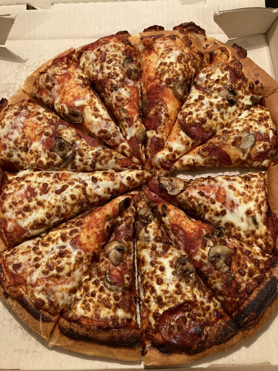 iamnatlee's tweet photo. Apparently this is what @pizzahut considers extra cheese 🙄 https://t.co/oTqpPZliha