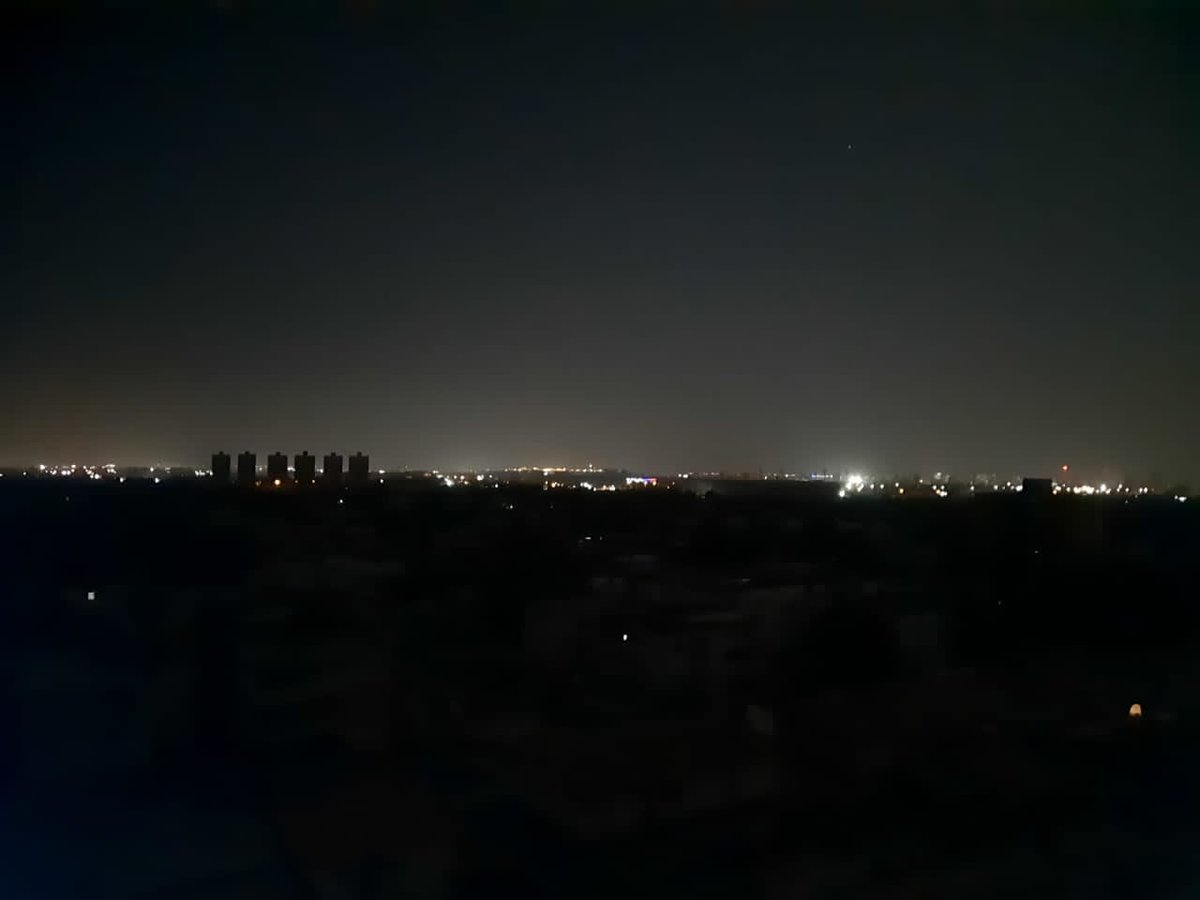 LDanieri's tweet photo. MARACAIBO EN LA NOCHE

#Maracaibo #Zulia #Venezuela vista de oeste a norte, son extensiones de kilómetros que están #SinLuz. Y reportan racionamientos eléctricos dobles de 3 y 4 horas cada uno. Lo peor es que al parecer esto será hasta finales de abril. https://t.co/NQGz850wuj