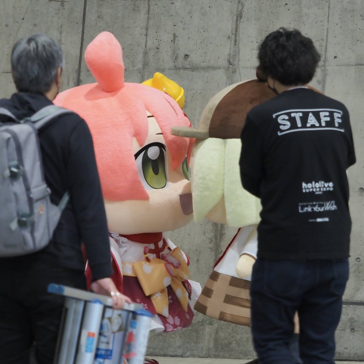 itoridayo's tweet photo. AME AND MIKO FINALLY KISSED BUT IN MASCOT FORM LMAOOO 🤣
#つながるホロライブDAY1 https://t.co/7DcpzlsZ1O