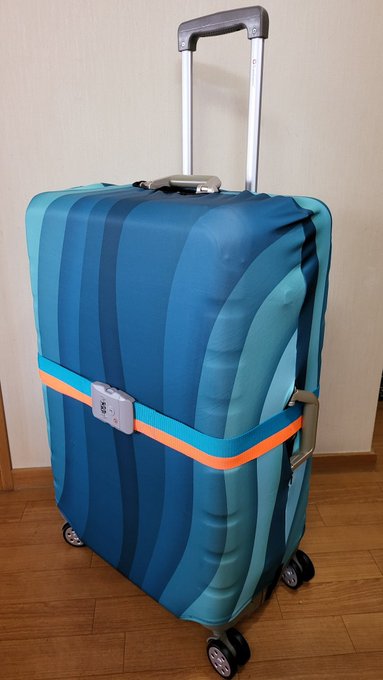 空港で手荷物を受け取る際にコレで間違われる心配ない!?まぁ、スーツケースのカバーを着けたまま検査を通せるかどうか航空会社によるから外さないといけないなら意味ないけどww 早く海外へ気軽に行けたらうれしいけどコロナでお金はないわ、以前と違ってまたまだ出入国も大変だわ&hellip;何とかしてくれー