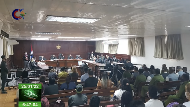 14ymedio's tweet photo. En 17 casos del #11J, los #jueces de La Habana fueron más #severos que la #Fiscalía👉Es apenas un 13% de los condenados, pero el volumen de años es abrumador https://t.co/UOo47FBQmj https://t.co/3qa1C4yEQu