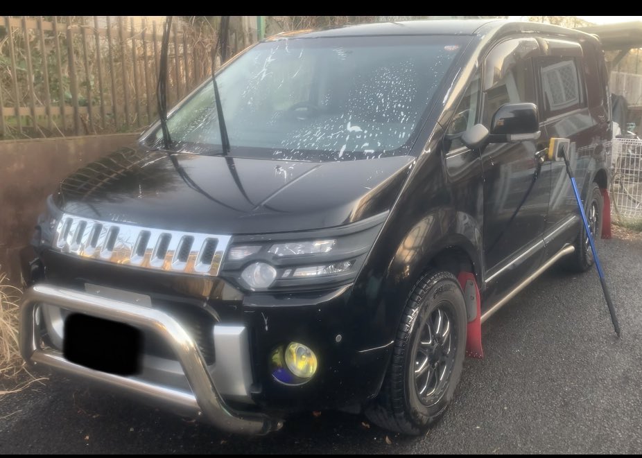 mashiwaka1's tweet photo. 「デリカでキャンプマジック」の当選ステッカーを愛車に。数ヶ月間、張るのがもったいなくて、飾ってたのですが‥この際、思い切ってペタペタ(⌒-⌒; )張ったら、愛車がパワーアップした感じ!^ ^良し!!ついでに洗車!
#デリカでキャンプマジック
#デリカ
#wildandnative
#japanbushcraftschool https://t.co/04zPwWY10L