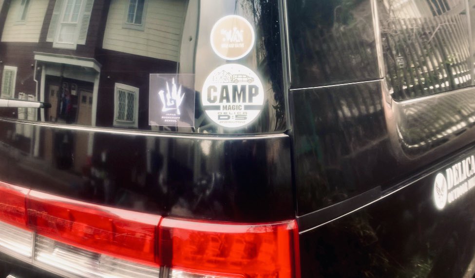 mashiwaka1's tweet photo. 「デリカでキャンプマジック」の当選ステッカーを愛車に。数ヶ月間、張るのがもったいなくて、飾ってたのですが‥この際、思い切ってペタペタ(⌒-⌒; )張ったら、愛車がパワーアップした感じ!^ ^良し!!ついでに洗車!
#デリカでキャンプマジック
#デリカ
#wildandnative
#japanbushcraftschool https://t.co/04zPwWY10L