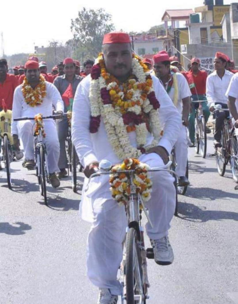 अत्यंत दुखद!

समाजवादी पार्टी के जमीनी नेता एवं हापुड़ के पूर्व जिलाध्यक्ष श्री सुबोध नागर जी का निधन हृदय विदारक!

शोक संतप्त परिवार के प्रति गहन संवेदना, दिवंगत आत्मा को शांति दे भगवान।

भावभीनी श्रद्धांजलि।
