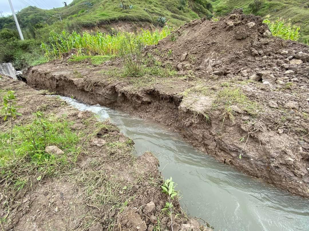 NuevoTiempoCue's tweet photo. 🔴#ATENCIÓN
Nuevamente se registra el represamiento de agua en el sector #ElPongo en la vía #Girón - #Pasaje.
#BomberosCuenca se movilizó al sector en coordinación con Ministerio de Transporte y Obras Públicas y #BomberosGirón; para realizar una inspección y buscar soluciones. https://t.co/1WLLIWBByG