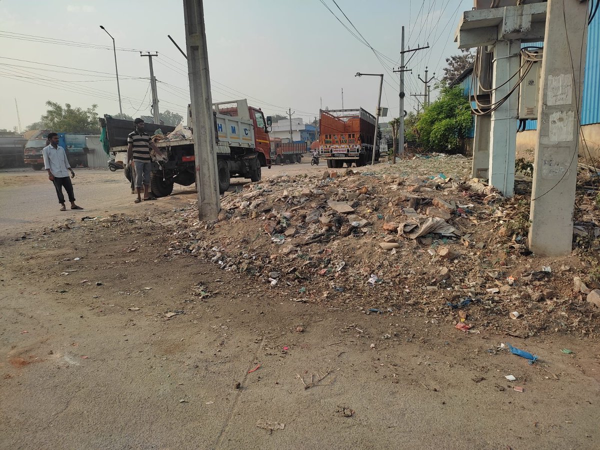 GhmcAmoh3's tweet photo. @AnooradhaR @CommissionrGHMC @ZC_LBNagar @Director_EVDM @GadwalvijayaTRS @Praja_Snklpm Areas has been cleaned and instructed concerned SFA to monitor area on regular basis https://t.co/SHqiAvrriG