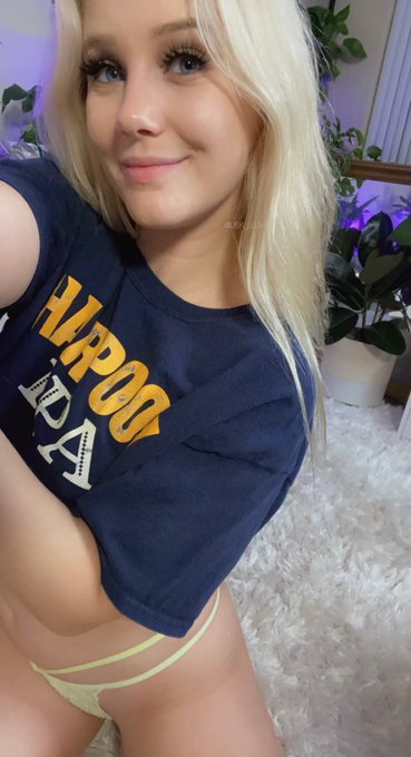 Online for some late night Friday trouble 😈 https://t.co/0uMmCi1hu5 https://t.co/nUTsVy8j2m