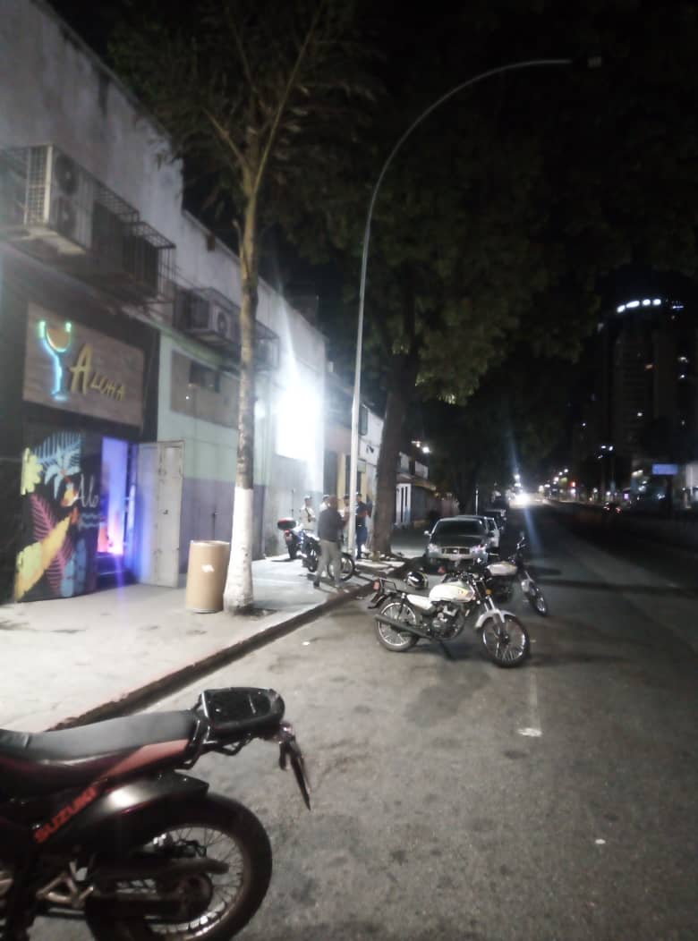 ComisionPerman3's tweet photo. Atendiendo el llamado de los vecinos de los Ruices contaminación Sónica @PolisucreOficia sigue actuando sin descanso en el Municipio Sucre a toda hora atendiendo rápidamente a los llamados @OmarMarquespms 
Atte
Concejal Wilfredo Villegas
Coordinador operativo Antonio Vivas https://t.co/6VrNkt8WMd