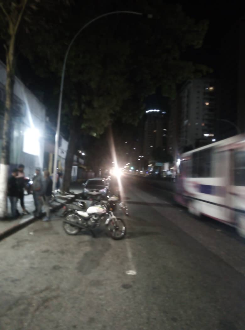 ComisionPerman3's tweet photo. Atendiendo el llamado de los vecinos de los Ruices contaminación Sónica @PolisucreOficia sigue actuando sin descanso en el Municipio Sucre a toda hora atendiendo rápidamente a los llamados @OmarMarquespms 
Atte
Concejal Wilfredo Villegas
Coordinador operativo Antonio Vivas https://t.co/6VrNkt8WMd