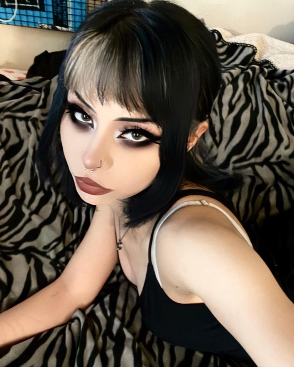 sugam4yr4's tweet image. she’s cool