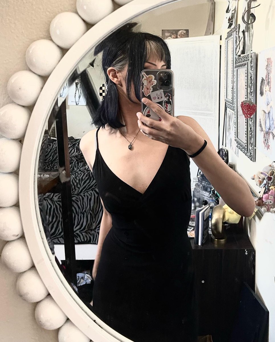 sugam4yr4's tweet image. she’s cool