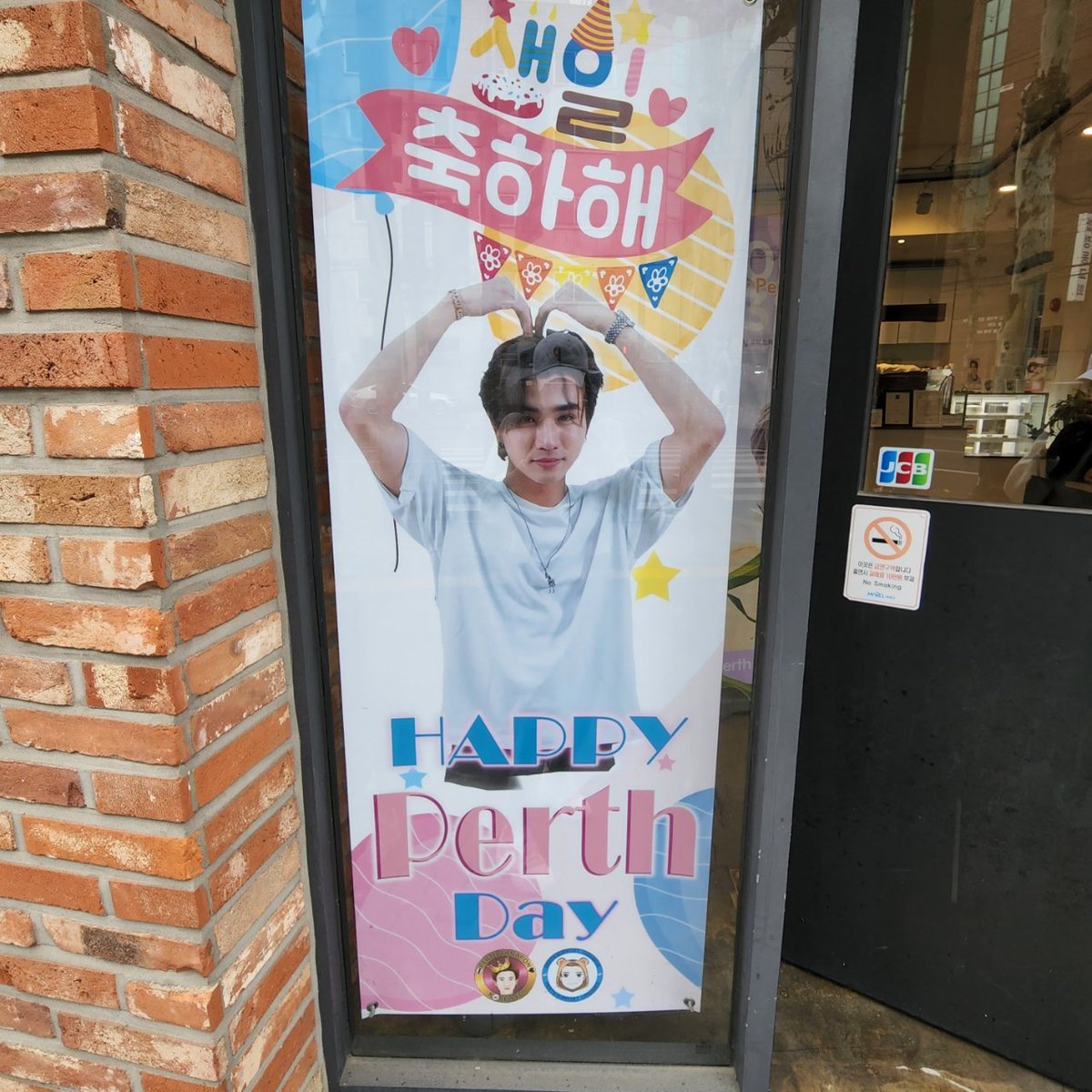 perth_lovee's tweet image. 오래간만에 카페 나들이🖤
#PERTHsDay21
#Perth #PerthTanapon #KDPPE
#따뜻한_봄햇살처럼_살며시_스며든_퍼스