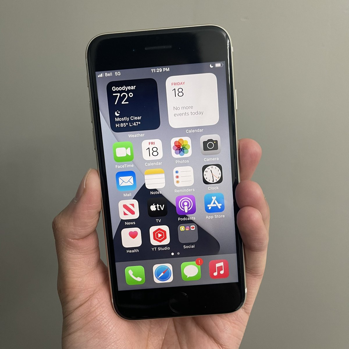 5G on a non-notch iPhone feels so weird
